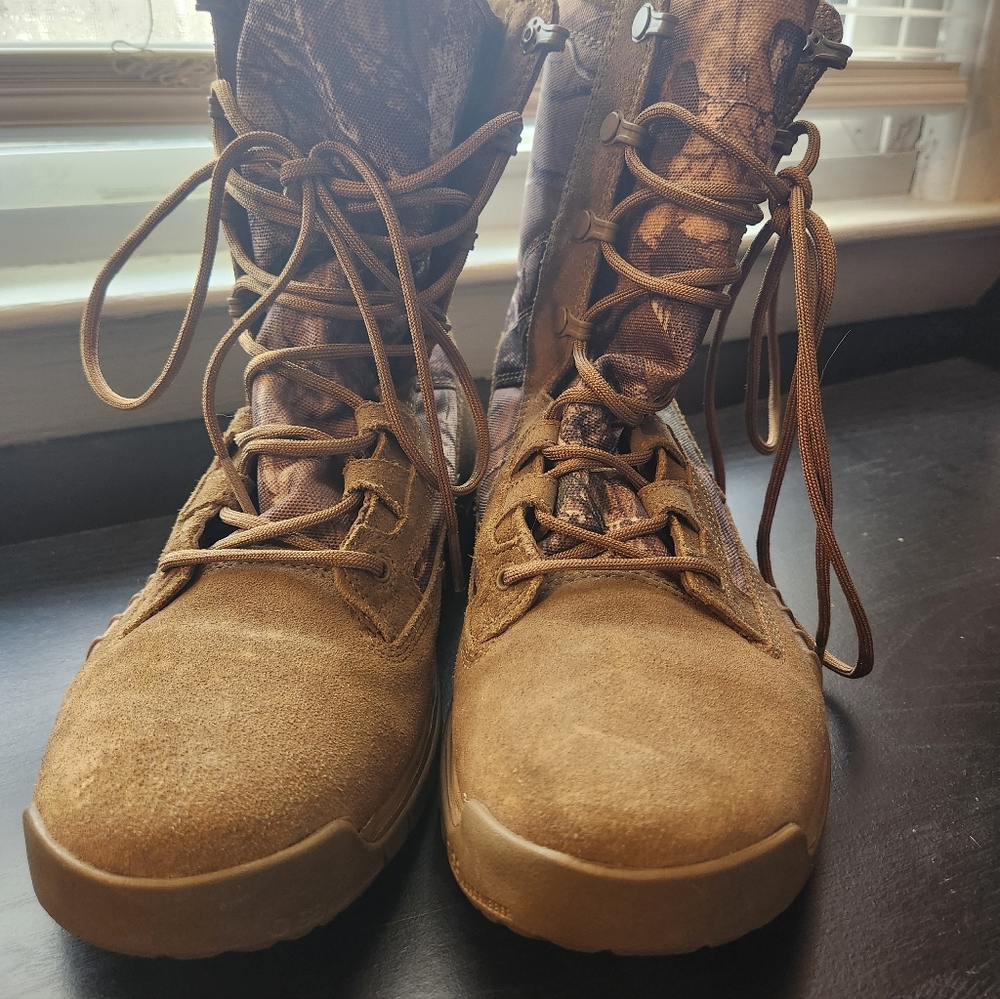 Nike Tan & Brown  camo Boot Size M7/W8.5 New With no Tags